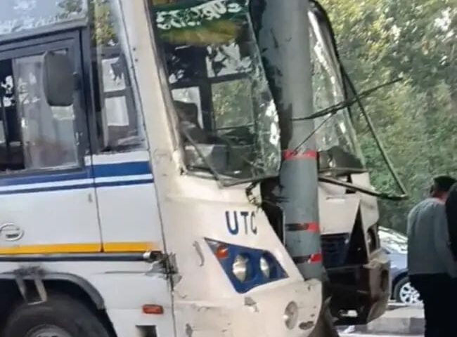 Another accident in Dehradun: Now a bus going to Moradabad collided with a pole, there was a lot of screaming