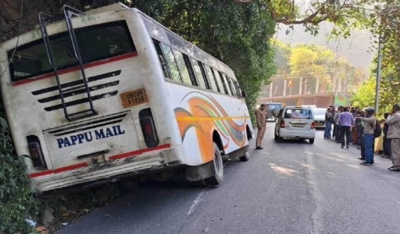 The lives of 15 passengers were saved due to the driver's presence of mind on Almora, Haldwani Highway