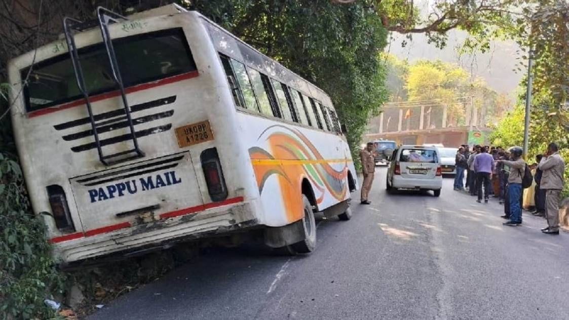 The lives of 15 passengers were saved due to the driver's presence of mind on Almora, Haldwani Highway