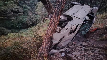 Another road accident in Uttarakhand: A car full of tourists fell into a ditch, four people including the husband were injured