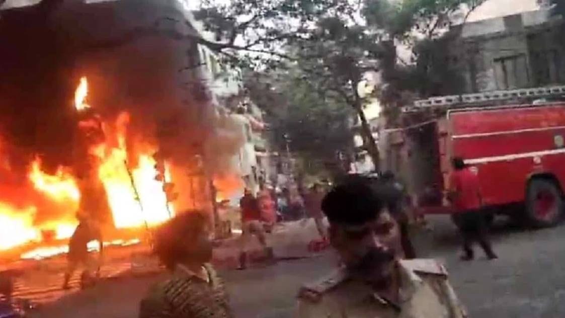 A huge fire broke out in an electronic scooter showroom, sales girl burnt alive, many scooters also burnt to ashes