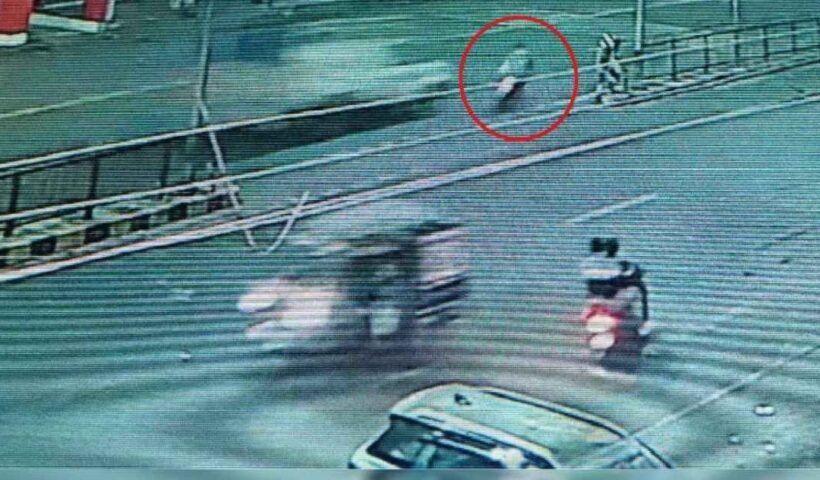 In Jhansi, a high speed pickup hit a bike, dragged it for 100 meters, video went viral