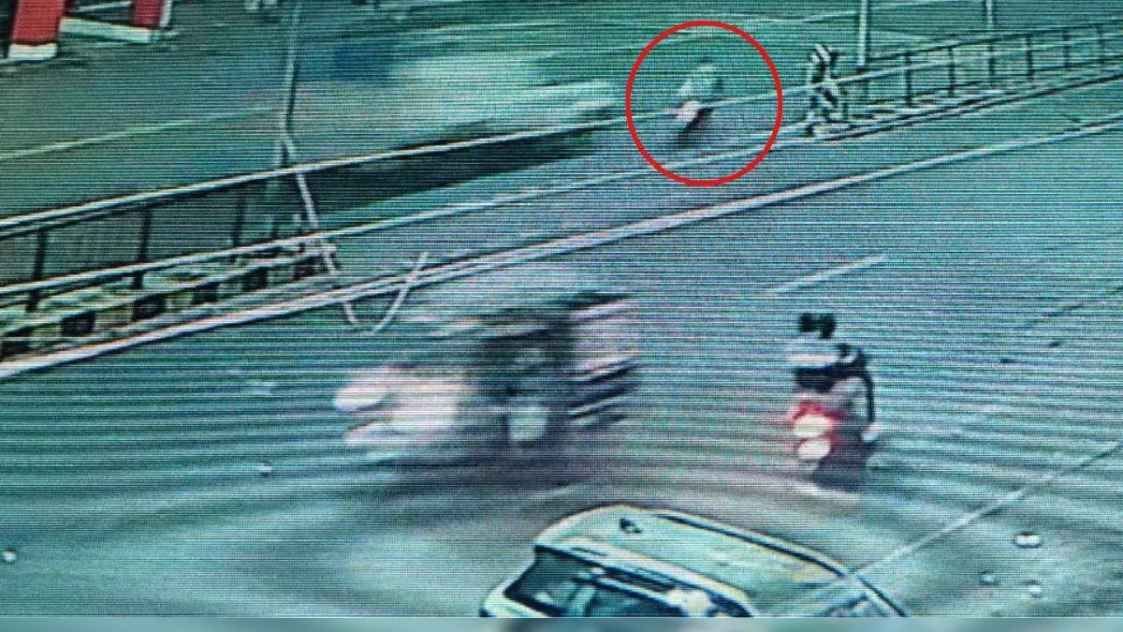 In Jhansi, a high speed pickup hit a bike, dragged it for 100 meters, video went viral