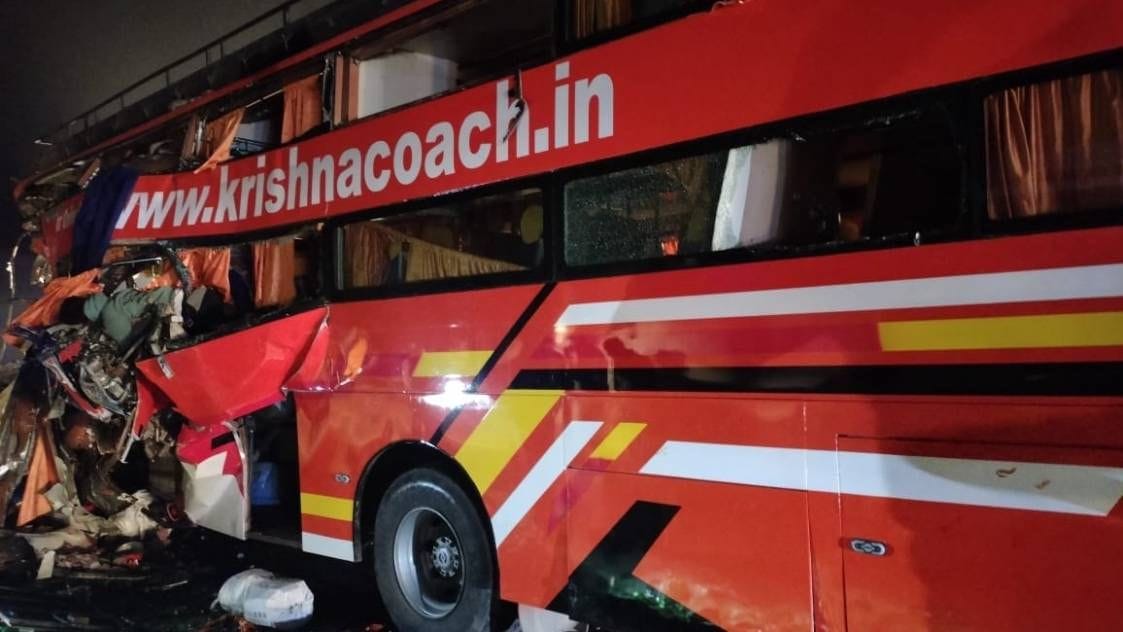 There was a fierce collision between a bus and a truck, people came out breaking the windows, four people including a five-month-old child died