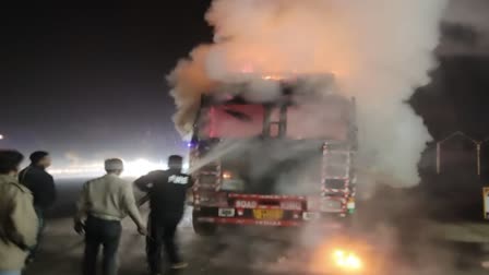 A huge fire broke out in a moving truck, the driver and conductor barely saved their lives