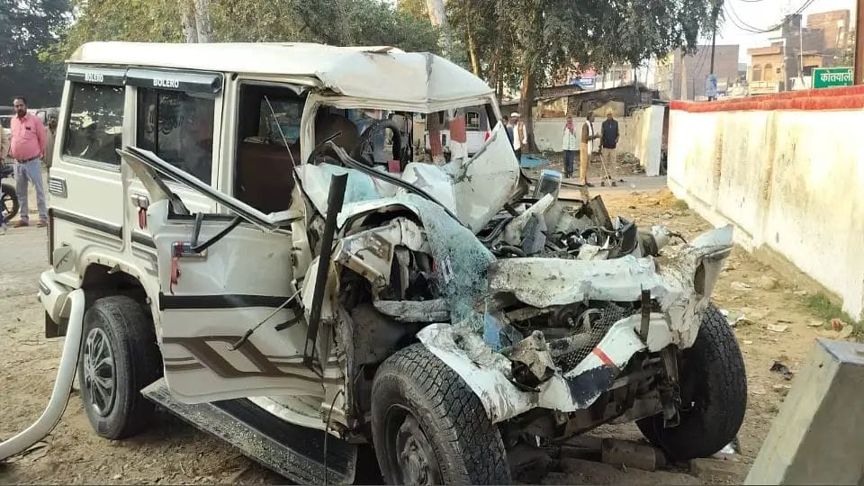 Painful road accident: Bus and Bolero collide, injured children cry holding the bodies in their lap, wedding guests were shocked to see the scene