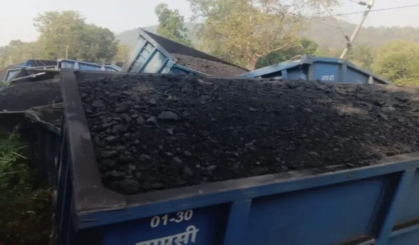 Major railway accident: 17 coaches of a goods train loaded with coal derailed, traffic disrupted