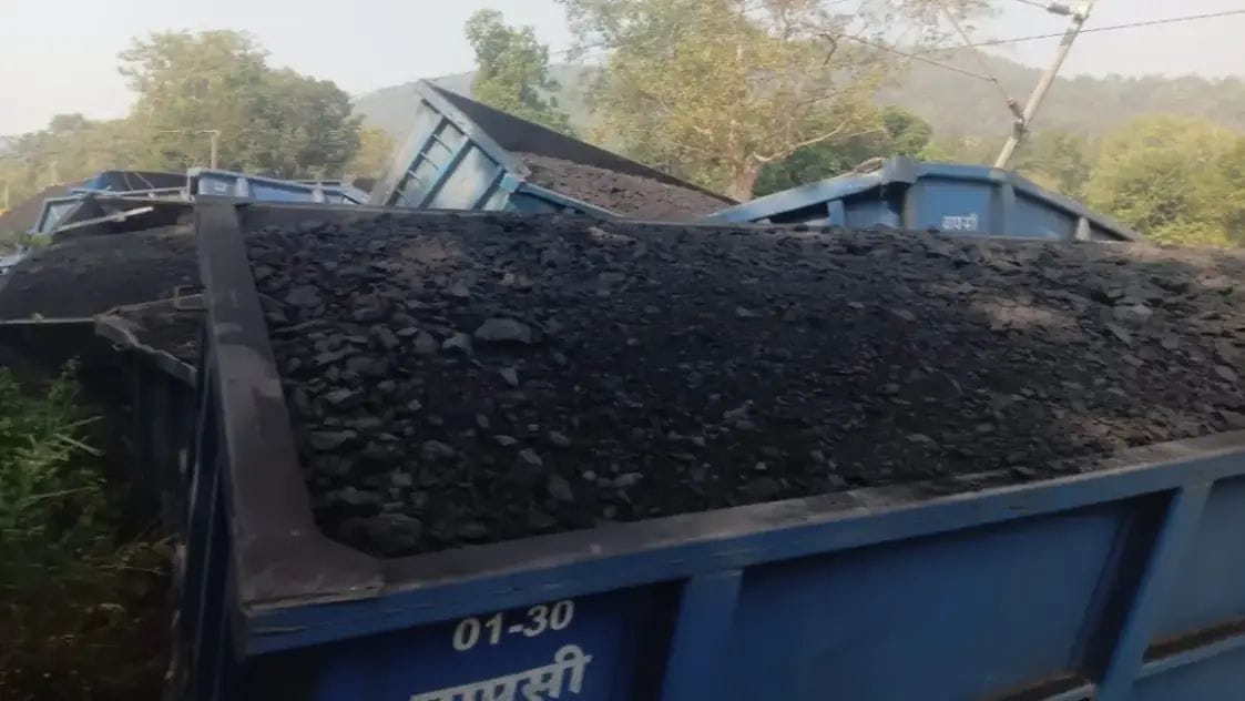 Major railway accident: 17 coaches of a goods train loaded with coal derailed, traffic disrupted