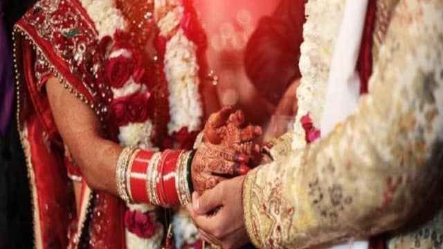 The groom's father returned 11 lakh cash and jewellery with folded hands and took only one rupee as shagun