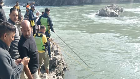 Insurance company employee drowned in Ganga, search operation continues