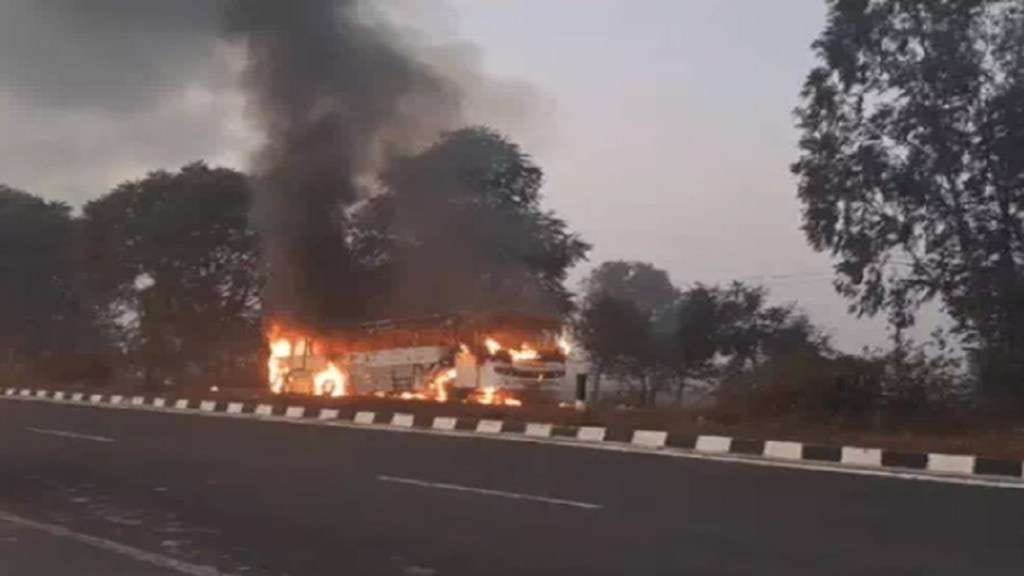 A huge fire broke out in a bus carrying pilgrims, 60 people were left screaming