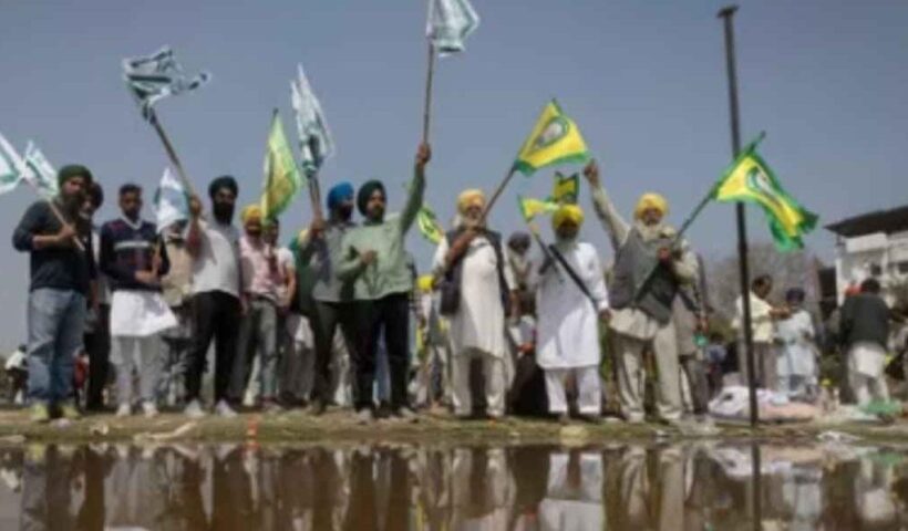 Farmers broke barricades in Delhi and moved ahead, protested by climbing on containers, watch video