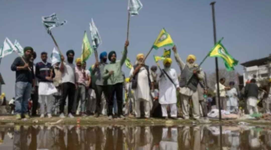 Farmers broke barricades in Delhi and moved ahead, protested by climbing on containers, watch video