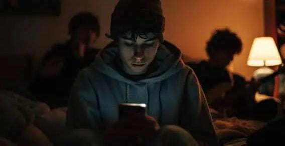 This serious disease is caused by smartphone addiction, control it as soon as the symptoms appear