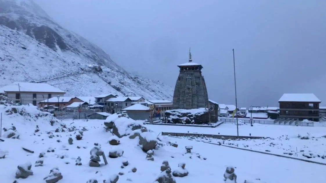 The first snowfall of the season happened in Uttarakhand from Dhanolti to Mussoorie, severe cold started