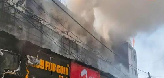 A huge fire broke out in a restaurant in Delhi, people jumped from the window to save their lives