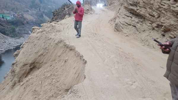 Road collapsed in Quarab, movement of small vehicles completely stopped