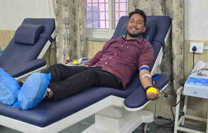 almora-municipal-corporation-election-blood-donation-after-nomination-abhishek-joshi-praised-by-all