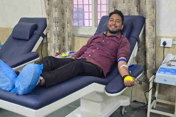 almora-municipal-corporation-election-blood-donation-after-nomination-abhishek-joshi-praised-by-all