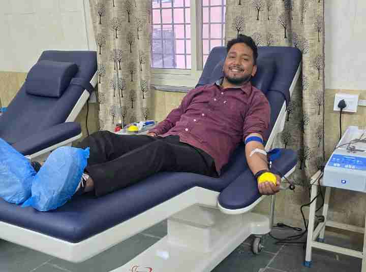 almora-municipal-corporation-election-blood-donation-after-nomination-abhishek-joshi-praised-by-all