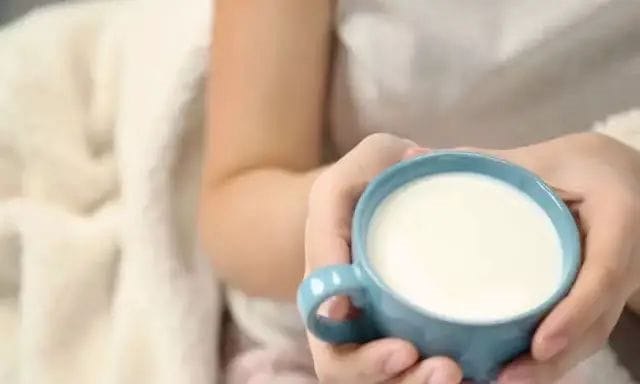 benefits-and-risks-of-drinking-milk-before-bed