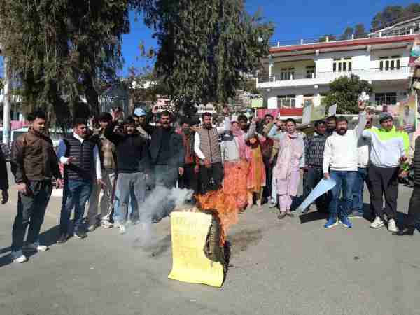 dhan-singhs-effigy-burnt-over-education-and-health-system-issues