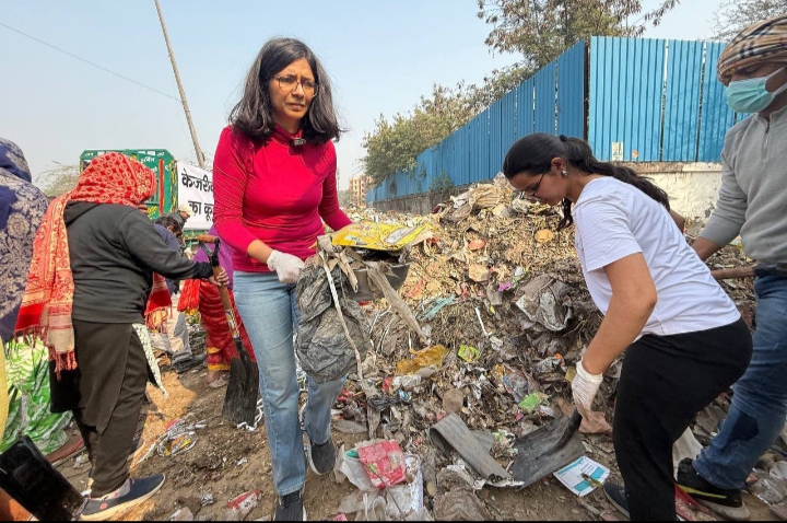 Chaos over Delhi's cleanliness: Swati Maliwal threw garbage outside Kejriwal's house