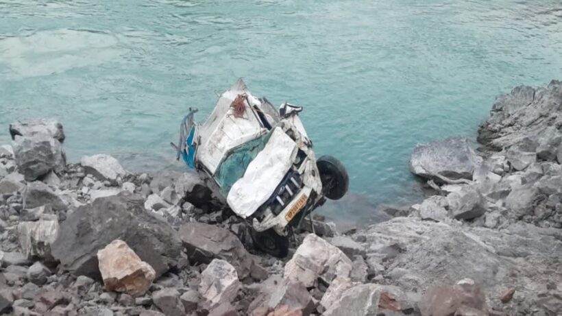 Major accident on Badrinath Highway: Pickup vehicle fell into a 300 meter deep ditch, two injured