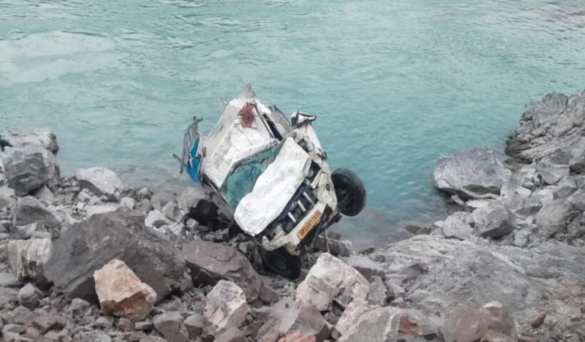 Major accident on Badrinath Highway: Pickup vehicle fell into a 300 meter deep ditch, two injured