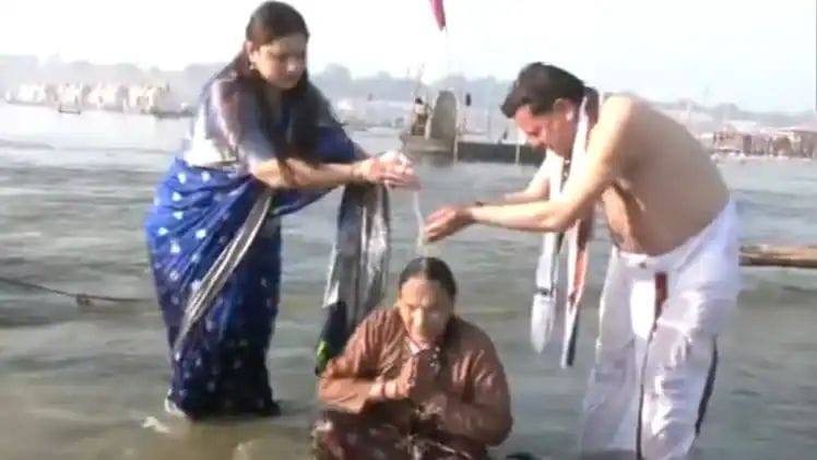 Mahakumbh 2025: Uttarakhand Chief Minister Pushkar Singh Dhami took a dip in the Triveni Sangam with his family