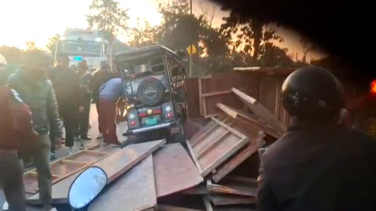 Road accident in Vikasnagar: Car and utility collided due to wrong overtaking of bus, e-rickshaw also hit, six injured