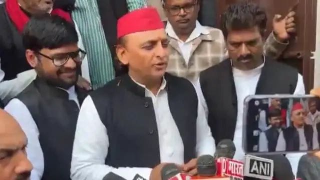 Akhilesh attacks the chaos in Maha Kumbh, says- Government has made the religious event political