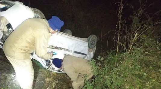 The car returning from the wedding fell into a ditch, one brother died, the other injured