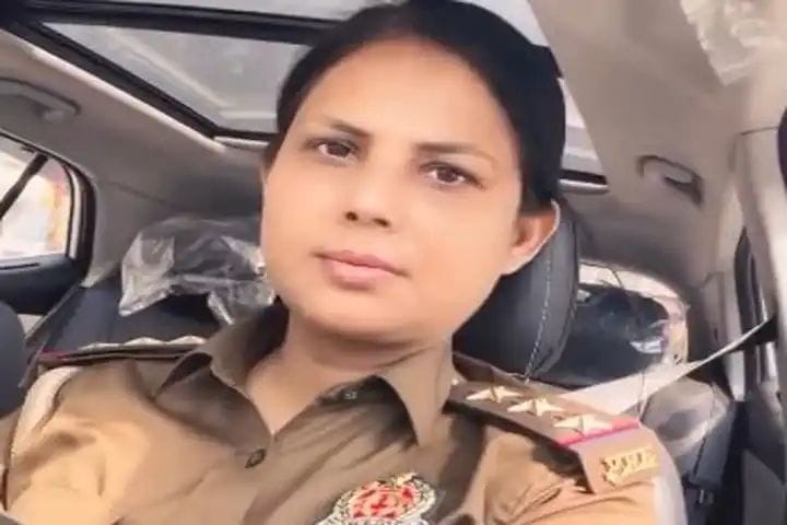 Video of a female police officer in uniform went viral, she did such a thing in a moving car