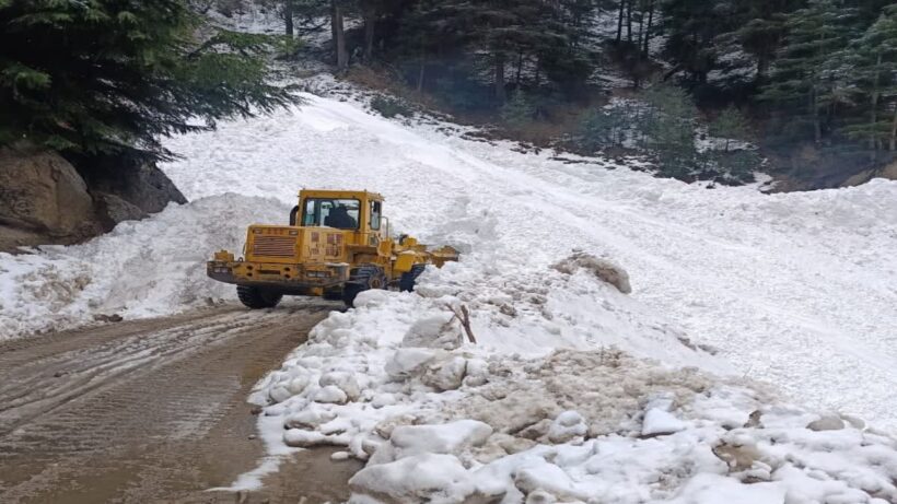 Heavy snowfall in Uttarkashi, Gangotri Highway closed