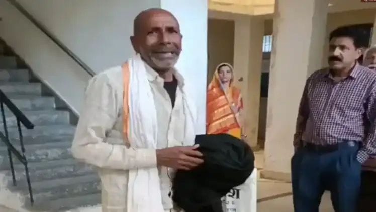 The helpless father narrated his pain while crying, said, "He has done a dirty thing with my elder daughter" You will cry after watching the video