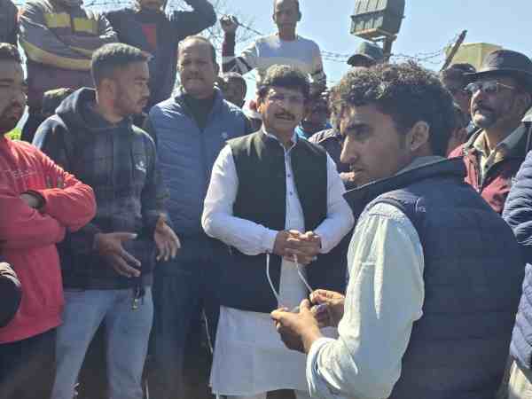 Vivekananda Agricultural Research Institute Daily Workers' Protest Gains Support from MLA Manoj Tiwari