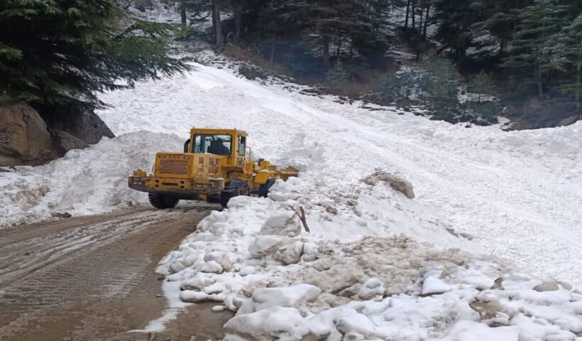 Heavy snowfall in Uttarkashi, Gangotri Highway closed